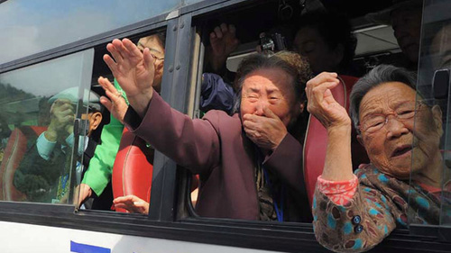 Người Hàn Quốc trên xe bus xúc động vẫy chào họ hàng là người Triều Tiên, khi họ chuẩn bị rời Triều Tiên về nhà (ảnh: Getty Images) 



